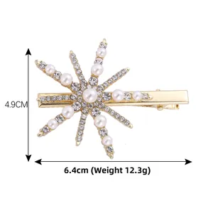 Détails de la barrette en forme d'étoile avec perles et strass sur base en alliage doré