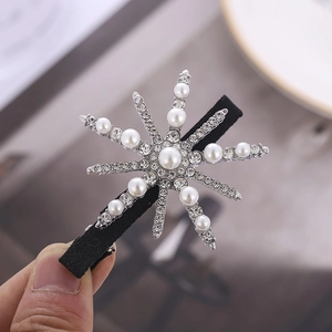Pince à cheveux étoile argentée avec perles blanches et strass brillants pour femme