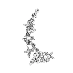 Detailaufnahme einer silbernen Ohrmanschette mit funkelnden Zirkon-Blumen und Sternen