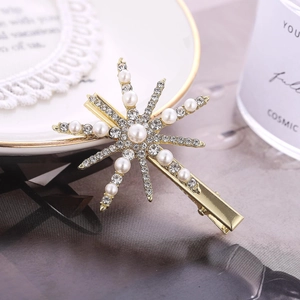 Barrette étoile élégante en alliage doré avec perles et strass sur un fond décoratif