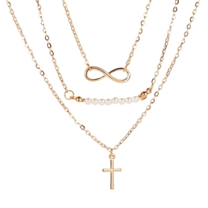 Collier doré à trois rangs avec symbole infini, perles blanches et pendentif croix