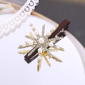 Barrette élégante en forme de flocon avec perles et strass sur base dorée