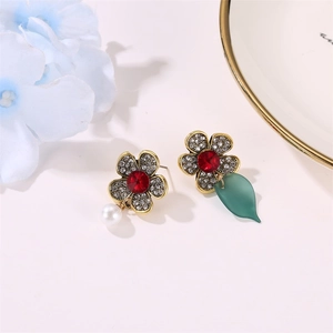 Detailansicht asymmetrischer Vintage Blumenohrringe mit Perle, grünem Blatt und Kristallen