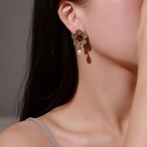 Vintage Asymmetrische Blumenohrringe Legierung Strass Roter Kristall Inlaid Weiße Künstliche Perle Grüne Blattanhänger Für Damen Schmuck