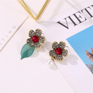 Vintage-Ohrstecker mit asymmetrischen Blumen, roten Kristallen, grünem Blatt und Perle