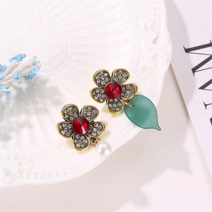 Vintage asymmetrische Blumenohrringe mit roten Kristallen, Blättern und weißen Perlen