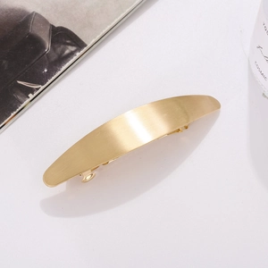 Barrette à cheveux ovale en métal doré avec texture brossée et attache pour queue de cheval