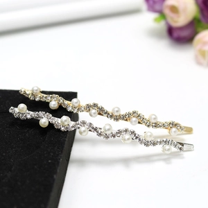 Détail de barrettes à cheveux ondulées avec strass brillants et perles élégantes en lot