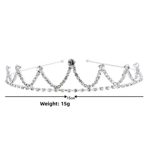 Détail d'un diadème en cristal argenté indiquant un diamètre de 15cm et un poids de 15g