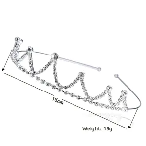 Vue détaillée du serre-tête couronne argenté indiquant 15 cm de large et 15 g