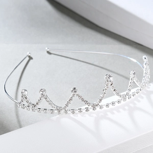 Vue détaillée d'un serre-tête diadème argenté avec strass en cristal et design de couronne