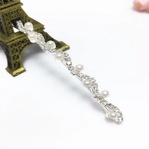 Barrette à cheveux argentée ondulée élégante avec perles blanches et strass brillants