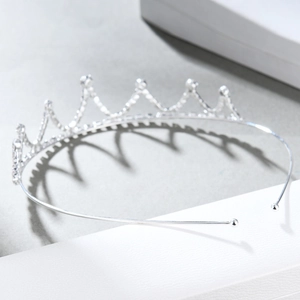 Serre-tête couronne argenté élégant avec strass brillants sur une surface en pierre