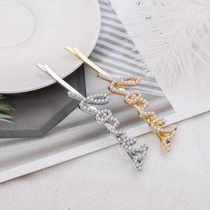 Barrettes LOVE élégantes en or et argent avec perles blanches sur présentoir