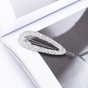 Fermaglio per capelli a goccia d'argento alla moda con trama lavica su sfondo minimalista