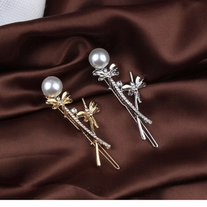 Eleganti fermagli per capelli in oro e argento con perle e strass su seta