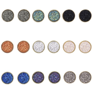 Set mit neun Paaren runder Druzy-Resin-Ohrstecker in verschiedenen lebendigen Farben