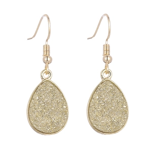 Detail goldener Tropfenohrringe mit glitzernder Druzy-Mineralstruktur im Inneren