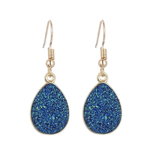 Detailansicht der Wassertropfen-Ohrringe mit blaugrünen Druzy-Steinen und Goldhaken