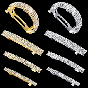 Dettaglio di fermagli per capelli con strass dorati e argentati su sfondo nero professionale