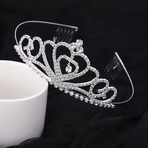 Serre-tête couronne argentée avec strass et motif de cœur et pendentif goutte