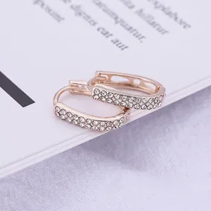 Élégantes boucles d'oreilles créoles en or rose en forme de U avec pavé de cristaux
