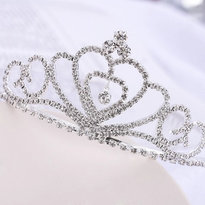 Détail de serre-tête couronne argentée avec strass scintillants et motif cœur