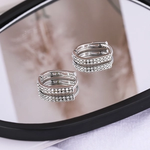 Élégantes boucles d'oreilles créoles argentées en U avec double rangée de zircons brillants