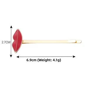 Dettaglio fermaglio per capelli labbra rosse con base dorata e misure 6,9 cm x 2,7 cm