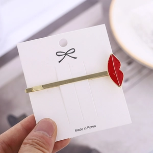 Fermaglio per capelli minimalista placcato oro con labbra rosse su scheda display
