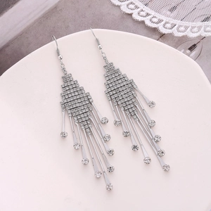 Boucles d'oreilles pendantes argentées avec strass brillants et design long à franges