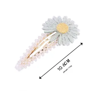 Détail de la pince à cheveux marguerite aux cristaux verts montrant 10,6 cm et un poids 17,8 g