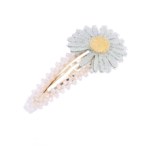 Pince à cheveux marguerite aux pétales vert clair et perles translucides sur fond blanc