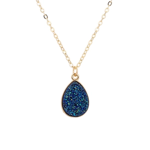 Collier élégant avec pendentif goutte d'eau, cristal bleu et chaîne en alliage doré