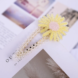 Barrette à cheveux marguerite en perles faite main avec pétales jaunes et centre rose