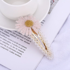 Pince à cheveux marguerite rose avec cristaux étincelants et accents dorés pour femmes