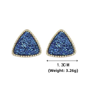 Dettaglio orecchini a triangolo in resina druzy blu con bordi dorati, larghi 1,3 cm