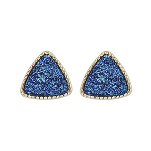 Orecchini a perno triangolari minimalisti in resina con pietra druzy blu reale e oro