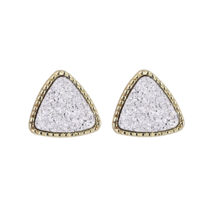 Orecchini a triangolo geometrico con cornice dorata e inserto in resina druzy bianca