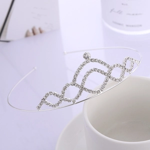 Serre-tête couronne élégant en argent avec strass sur fond de tasse en porcelaine blanche