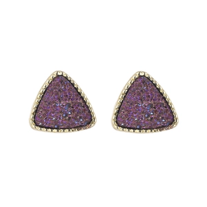 Dettaglio di orecchini a triangolo con bordo dorato e resina viola glitterata brillante