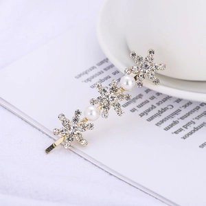 Barrette élégante avec flocons de neige, perles et strass sur une base en métal doré