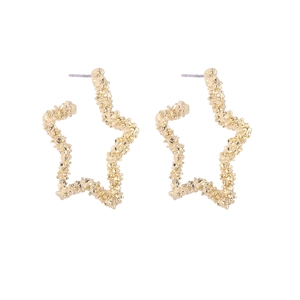 Boucles d'oreilles étoiles dorées avec texture martelée et design minimaliste chic