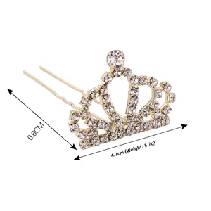 Détail d'une épingle à cheveux couronne dorée avec strass scintillants, longueur 6,6 cm