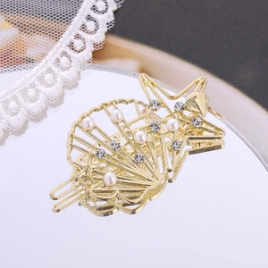 Barrette à cheveux style océan avec perles, coquillages et étoiles de mer sur miroir