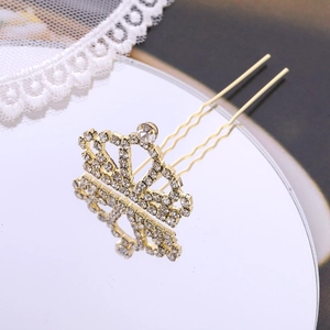 Épingle à cheveux mariée dorée en U avec couronne de strass sur surface miroir