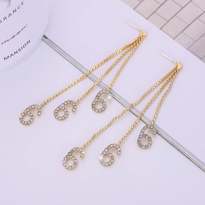 Élégantes boucles d'oreilles longues à franges dorées avec breloques numéro 6 serties de strass