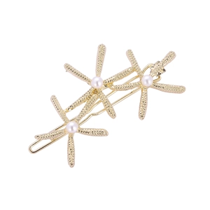 Barrette d'étoiles de mer dorées avec trois perles élégantes de style marin minimaliste
