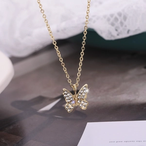 Exquisite goldene Schmetterlingshalskette mit funkelnden Zirkonflügeln an feiner Gliederkette