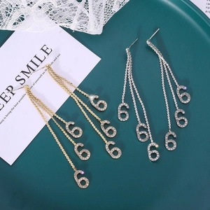 Boucles d'oreilles longues à pampilles avec pendentifs numéro 6 en strass or et argent